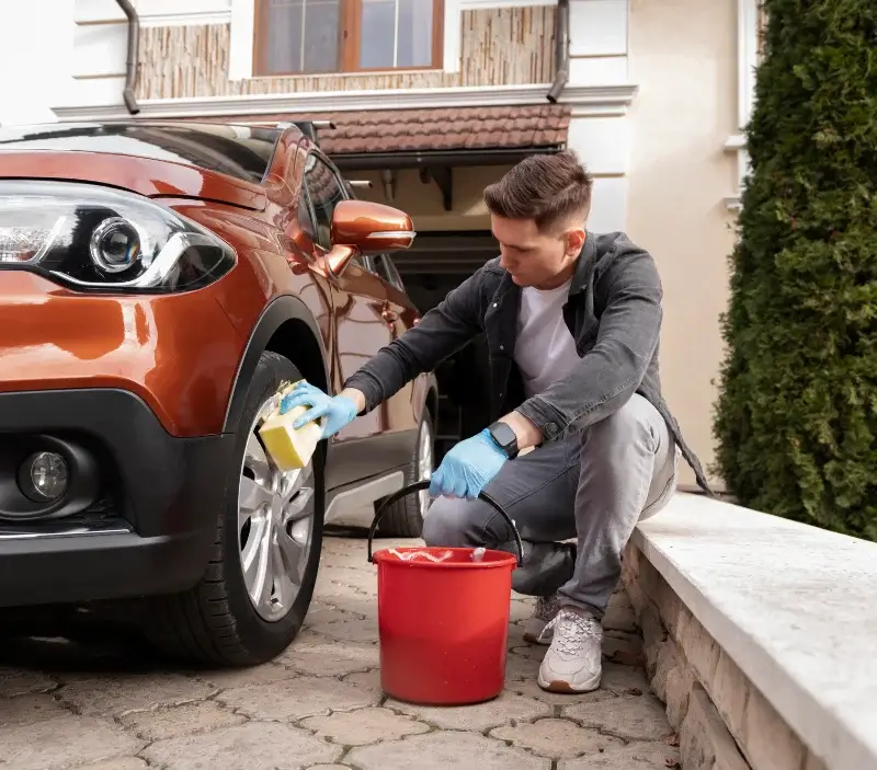 Lavage auto à domicile Eygurande-et-Gardedeuil : professionnel intervenant sur un véhicule